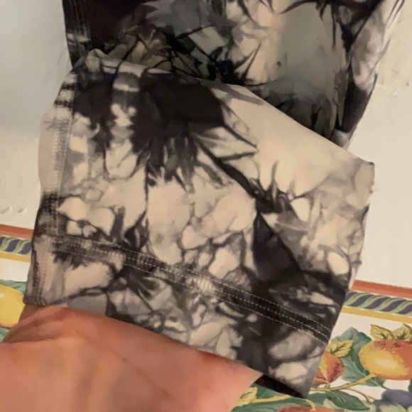 Lululemon Tie-Dye Leggings, Size 8, Black/Gray - Picture 4 of 5